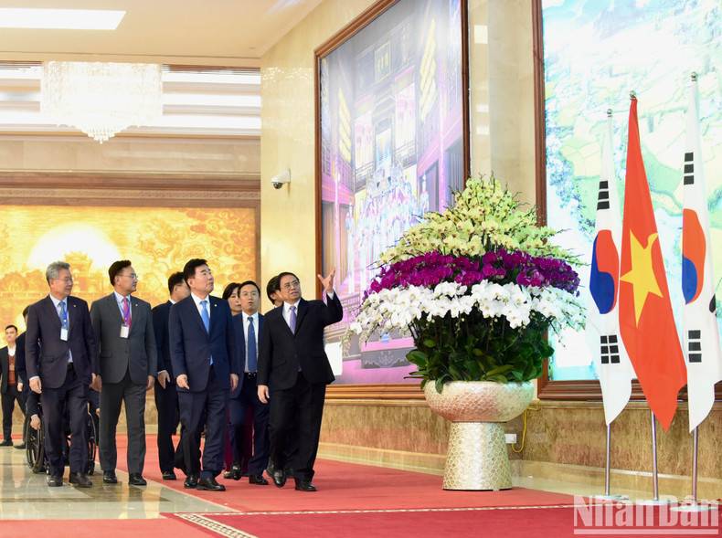 El jefe de Gobierno enseña a los visitantes imágenes sobre el país y la gente vietnamitas. El jefe de Gobierno enseña a los visitantes imágenes sobre el país y la gente vietnamitas.