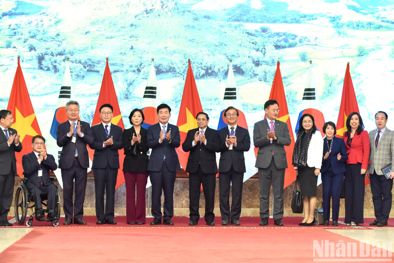 Los delegados posan para una foto. Los delegados posan para una foto.