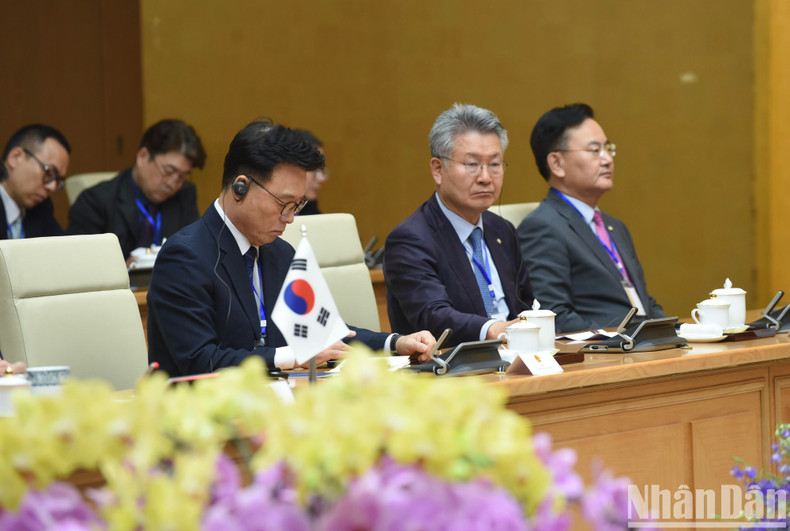 Delegados surcoreanos aportan sus opiniones. Delegados surcoreanos aportan sus opiniones.