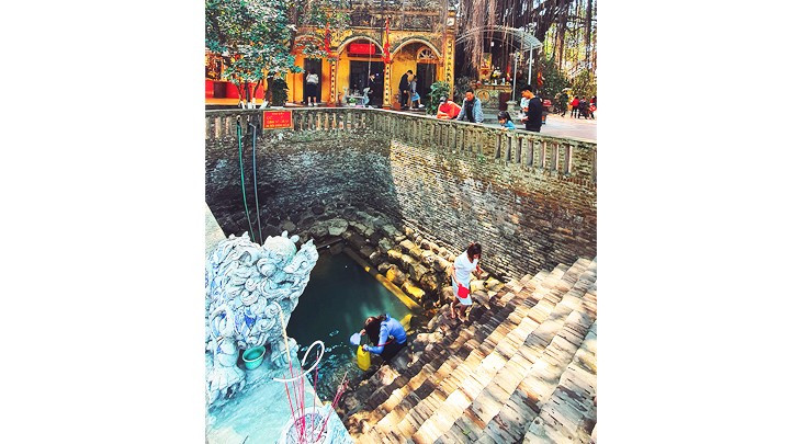 Recogida de agua en el pozo de Ngoc (jade) en la aldea, una costumbre para pedir buena suerte. Recogida de agua en el pozo de Ngoc (jade) en la aldea, una costumbre para pedir buena suerte.