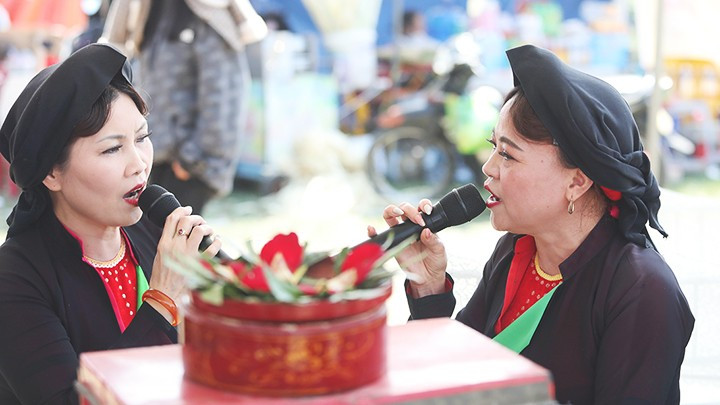 Una actuación de dúo al estilo tradicional. Una actuación de dúo al estilo tradicional.