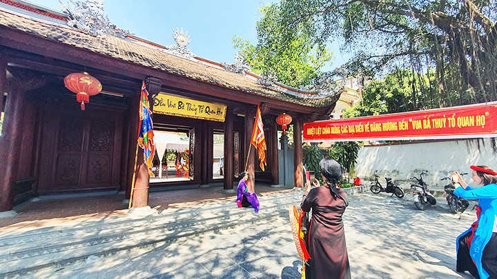 El templo dedicado a Vua Ba en la aldea de Viem Xa. El templo dedicado a Vua Ba en la aldea de Viem Xa.