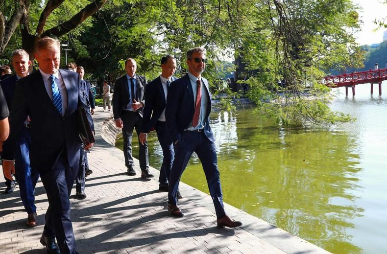 Federico pasea por el lago Hoan Kiem.