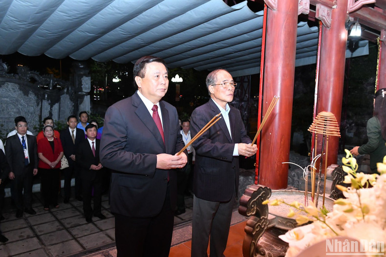 El expresidente de la Asamblea Nacional Nguyen Sinh Hung (derecha) y el miembro del Buró Político, director de la Academia Nacional de Política Ho Chi Minh y presidente del Consejo Teórico Central, Nguyen Xuan Thang. El expresidente de la Asamblea Nacional Nguyen Sinh Hung (derecha) y el miembro del Buró Político, director de la Academia Nacional de Política Ho Chi Minh y presidente del Consejo Teórico Central, Nguyen Xuan Thang.