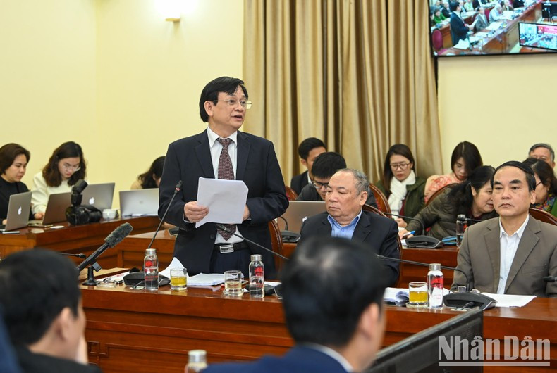 Un experto habla de la compensación, el apoyo, el reasentamiento y la recuperación de tierras. Un experto habla de la compensación, el apoyo, el reasentamiento y la recuperación de tierras.