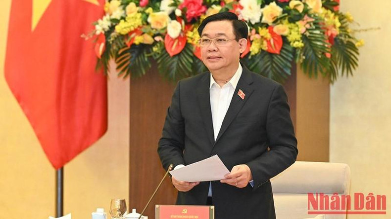 Vuong Dinh Hue pronuncia el discurso de apertura.