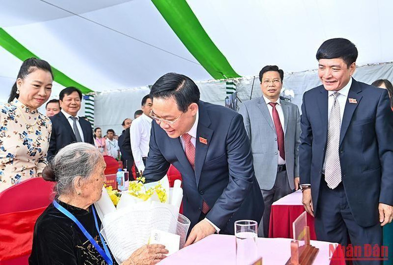 El dirigente parlamentario saluda a la Madre Heroica Vietnamita Nguyen Thi Ngung. Ese título del Estado se otorga a las mujeres con enormes contribuciones a la lucha nacional por la independencia.