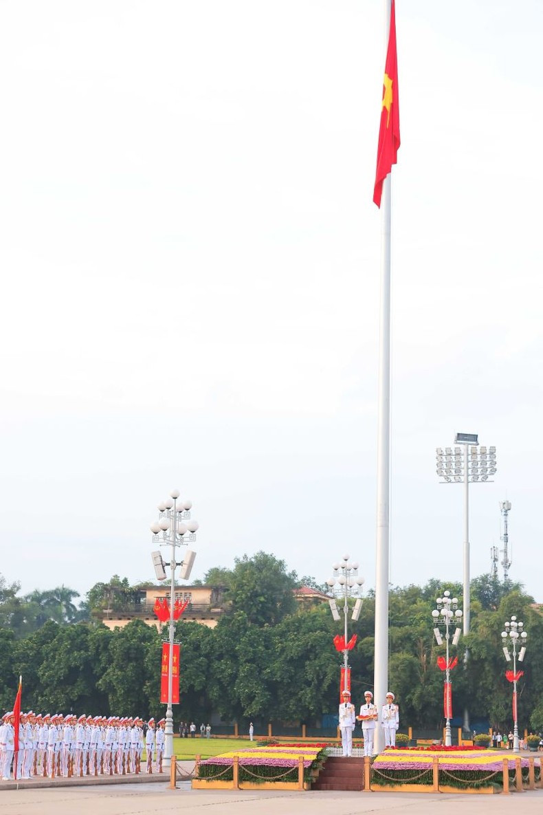 La ceremonia se lleva a cabo en la plaza de Ba Dinh, donde hace 79 años el Presidente Ho Chi Minh leyó la Declaración de Independencia, proclamando el nacimiento de la República Democrática de Vietnam (actual República Socialista de Vietnam).