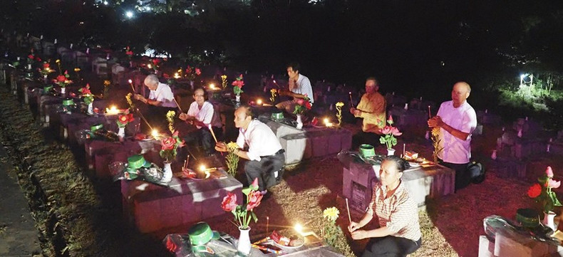 Al visitar el cementerio, muchas personas se emocionan porque saben, desde el fondo de su corazón, que tienen la suerte de nacer y vivir en tiempos de paz. Al visitar el cementerio, muchas personas se emocionan porque saben, desde el fondo de su corazón, que tienen la suerte de nacer y vivir en tiempos de paz.