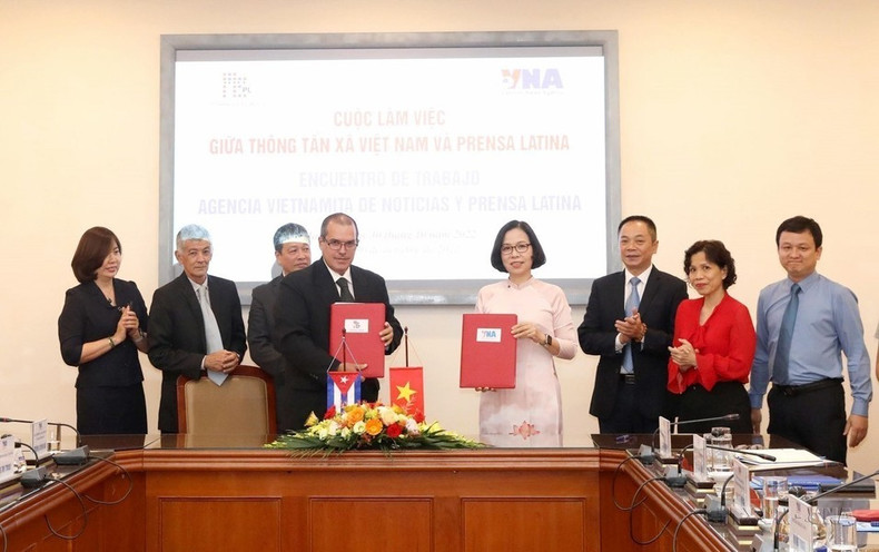 La directora general de la Agencia Vietnamita de Noticias, Vu Viet Trang, y el presidente de la Agencia Informativa Latinoamericana Prensa Latina, Luis Enrique González Acosta, firman en 2022 en Hanói un acuerdo de cooperación entre las dos entidades.