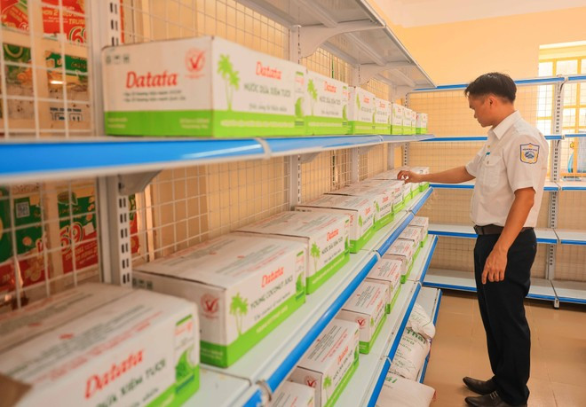 El almacén con diversos tipos de alimentos y agua del Centro de Logística Pesquera de la isla de Da Tay. El almacén con diversos tipos de alimentos y agua del Centro de Logística Pesquera de la isla de Da Tay.