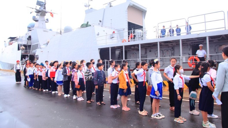 Alumnos de la escuela primaria de Cam Nghia I, en la ciudad de Cam Ranh, de la central provincia de Khanh Hoa, visitan el puerto militar de Cam Ranh. (Fotografía: Nhan Dan) Alumnos de la escuela primaria de Cam Nghia I, en la ciudad de Cam Ranh, de la central provincia de Khanh Hoa, visitan el puerto militar de Cam Ranh. (Fotografía: Nhan Dan)