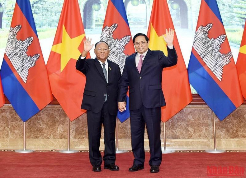 El primer ministro de Vietnam, Pham Minh Chinh, y el presidente de la Asamblea Nacional de Camboya, Samdech Heng Samrin, comparecen ante la prensa previo a la reunión bilateral.