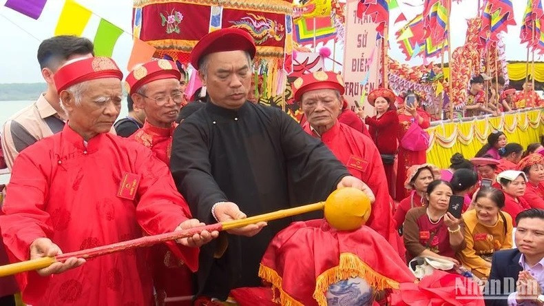 Dang Vu Tran Nha, custodio del Templo Tran en Thai Binh, vierte agua recogida desde el río al jarrón. Dang Vu Tran Nha, custodio del Templo Tran en Thai Binh, vierte agua recogida desde el río al jarrón.