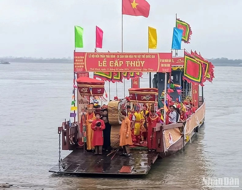 La delegación arriba al muelle de Nhat Tao tras más de una hora sobre aguas. La delegación arriba al muelle de Nhat Tao tras más de una hora sobre aguas.