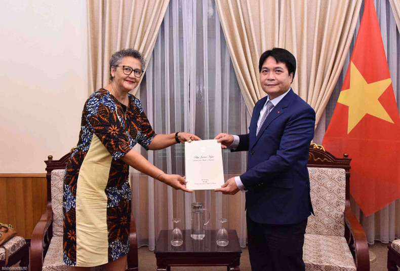El jefe del Departamento de Protocolo del Ministerio de Relaciones Exteriores de Vietnam, Nguyen Viet Dung, recibe copias de las credenciales de la embajadora de Mozambique, Ilundi Dos Santos. (Fotografía: baoquocte.vn) El jefe del Departamento de Protocolo del Ministerio de Relaciones Exteriores de Vietnam, Nguyen Viet Dung, recibe copias de las credenciales de la embajadora de Mozambique, Ilundi Dos Santos. (Fotografía: baoquocte.vn)