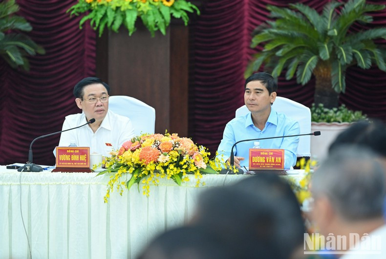 El titular del Parlamento da palabras inaugurales.