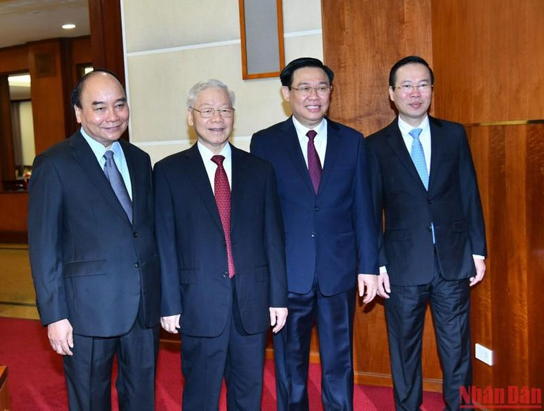 Nguyen Phu Trong (segundo desde la izquierda) posa junto a dirigentes del Partido y del Estado participantes en el evento.