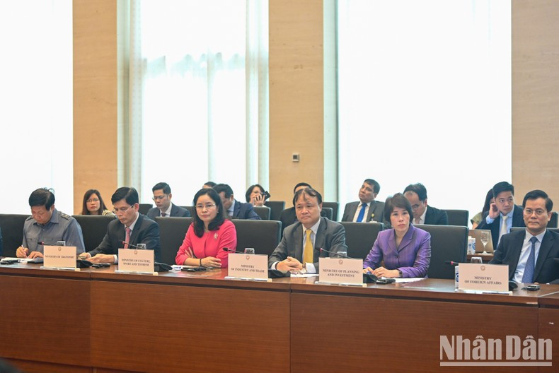 Delegados de la parte anfitriona. Delegados de la parte anfitriona.