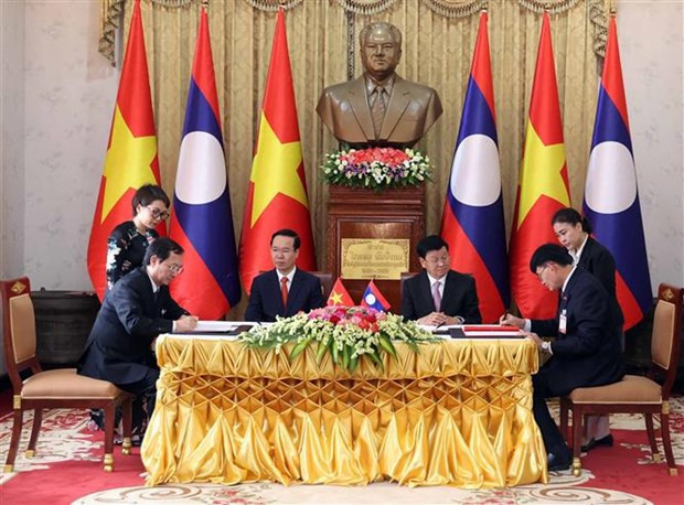 El presidente de Vietnam, Vo Van Thuong, y el secretario general del Partido Popular Revolucionario y presidente de Laos, Thongloun Sisoulith, presencian la firma de un memorando de entendimiento sobre cooperación en ciencia entre el Ministerio de Ciencia y Tecnología de Vietnam y el Ministerio de Educación y Deportes de Laos. (Fotografía: VNA) El presidente de Vietnam, Vo Van Thuong, y el secretario general del Partido Popular Revolucionario y presidente de Laos, Thongloun Sisoulith, presencian la firma de un memorando de entendimiento sobre cooperación en ciencia entre el Ministerio de Ciencia y Tecnología de Vietnam y el Ministerio de Educación y Deportes de Laos. (Fotografía: VNA)