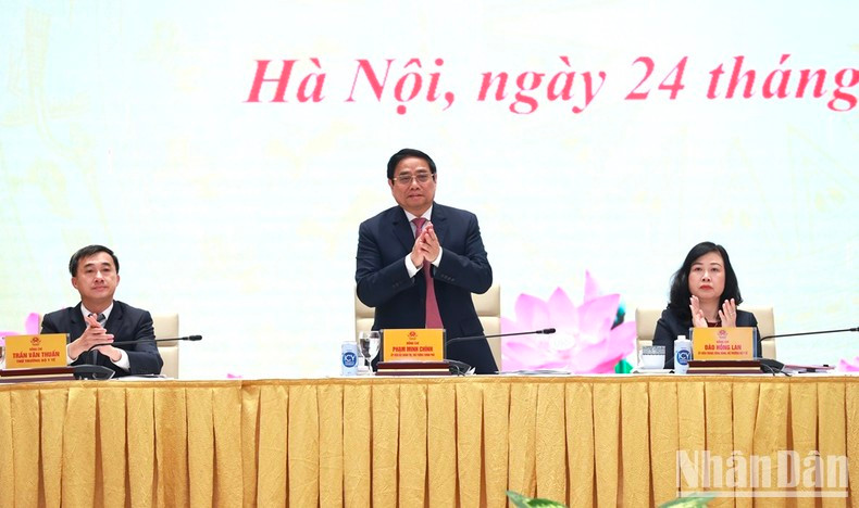 El primer ministro Pham Minh Chinh participa en la reunión presencial en Hanói. El primer ministro Pham Minh Chinh participa en la reunión presencial en Hanói.