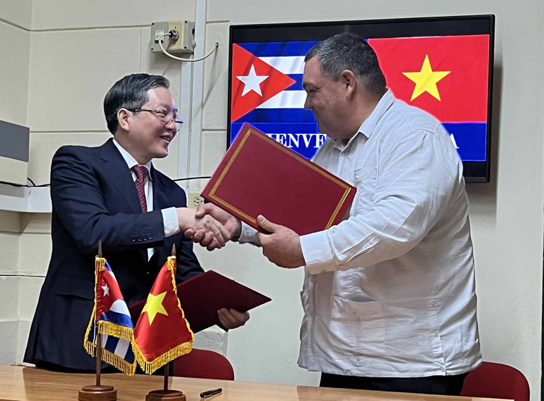 En el acto de firma del memorando de entendimiento sobre la cooperación de 2025 a 2030 entre la Unión de Agricultores Vietnamitas y la Asociación Nacional de Agricultores Pequeños de Cuba. (Fotografía: baoquocte.vn) En el acto de firma del memorando de entendimiento sobre la cooperación de 2025 a 2030 entre la Unión de Agricultores Vietnamitas y la Asociación Nacional de Agricultores Pequeños de Cuba. (Fotografía: baoquocte.vn)