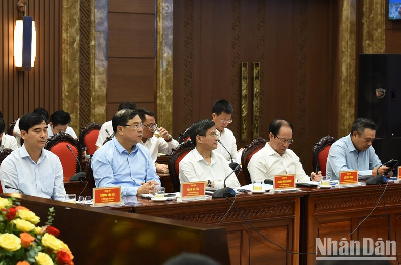 Representantes de las ciudades y provincias ubicadas en el delta del Río Rojo.