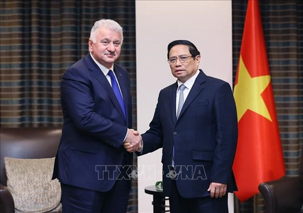 El primer ministro de Vietnam, Pham Minh Chinh, y gerente de la aerolínea nacional de Turquía. (Fotografía: VNA) El primer ministro de Vietnam, Pham Minh Chinh, y gerente de la aerolínea nacional de Turquía. (Fotografía: VNA)