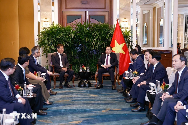 Panorama del encuentro entre el dirigente vietnamita y el ejecutivo de CMIA Capital Partners. Panorama del encuentro entre el dirigente vietnamita y el ejecutivo de CMIA Capital Partners.