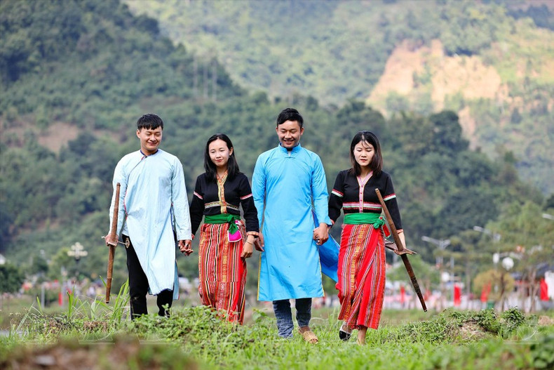 Jóvenes de la etnia Cong se visten con trajes tradicionales cuando van a festivales.