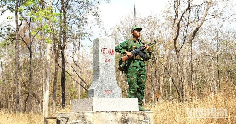 Por estos días, las fuerzas guardafronteras acantonadas en Dak Lak intensifican el patrullaje en defensa de la soberanía nacional. Por estos días, las fuerzas guardafronteras acantonadas en Dak Lak intensifican el patrullaje en defensa de la soberanía nacional.