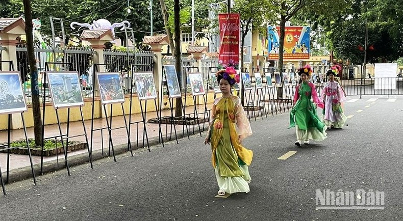 Niños de las etnias locales participan en el desfile de moda “Orgulloso de la identidad étnica”, enmarcado en dicha exposición. Niños de las etnias locales participan en el desfile de moda “Orgulloso de la identidad étnica”, enmarcado en dicha exposición.