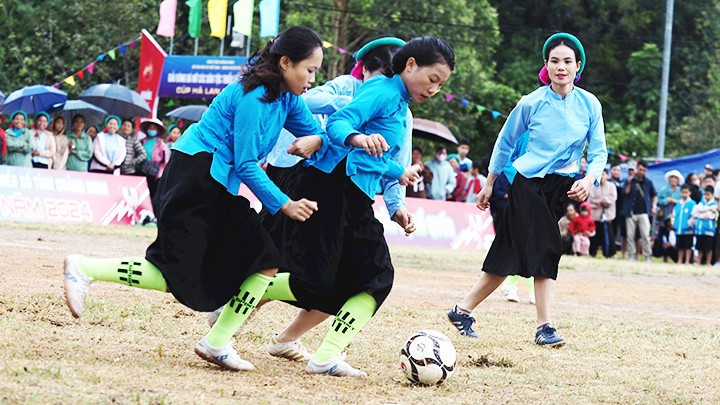 Las jugadoras se disputan el balón. Las jugadoras se disputan el balón.