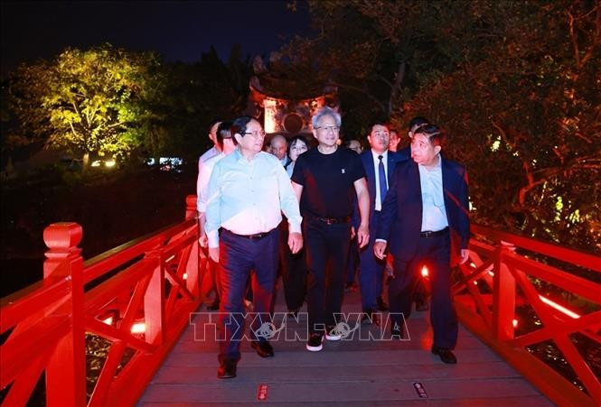 El primer ministro de Vietnam, Pham Minh Chinh, y Jensen Huang, fundador y director ejecutivo del grupo NVIDIA, visitan el Templo de Ngoc Son. El primer ministro de Vietnam, Pham Minh Chinh, y Jensen Huang, fundador y director ejecutivo del grupo NVIDIA, visitan el Templo de Ngoc Son.