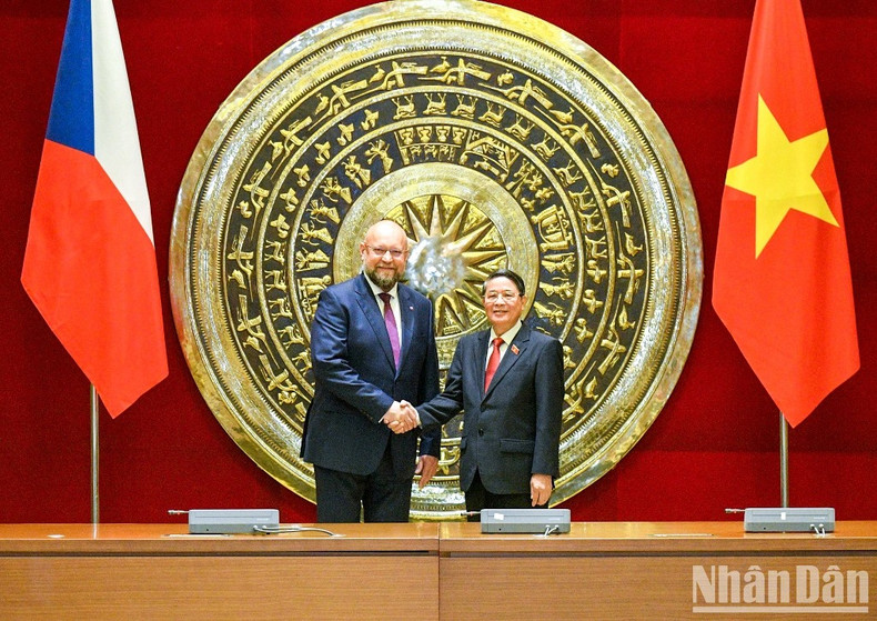 Los dos dirigentes en el simposio.