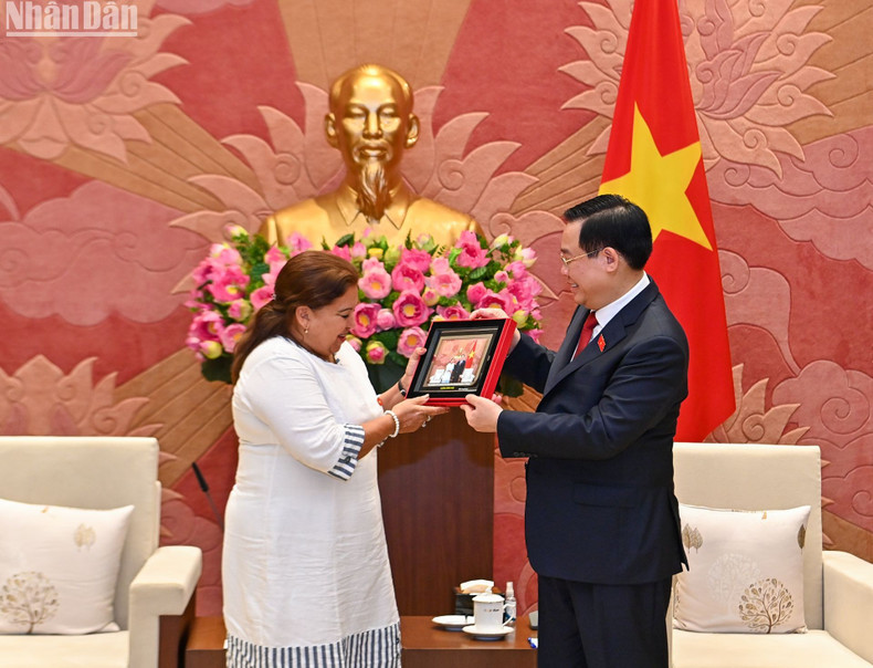 Entrega de un regalo de recuerdo a la funcionaria.