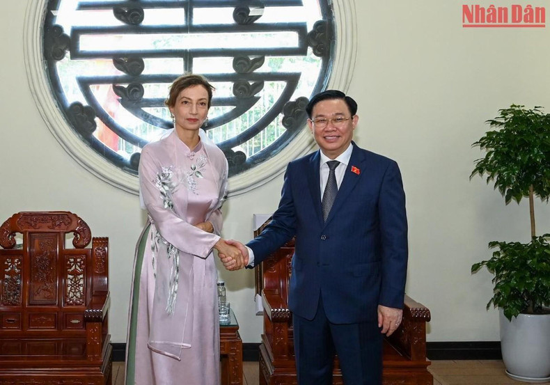 En la mañana del mismo día, Vuong Dinh Hue sostuvo una reunión con la dirigente de la mayor organización mundial en el ámbito de educación, ciencia y cultura. En la mañana del mismo día, Vuong Dinh Hue sostuvo una reunión con la dirigente de la mayor organización mundial en el ámbito de educación, ciencia y cultura.