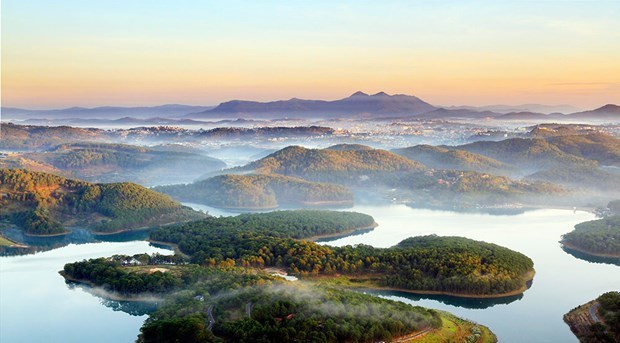 Una vista de la zona turística del lago Tuyen Lam desde arriba. Una vista de la zona turística del lago Tuyen Lam desde arriba.