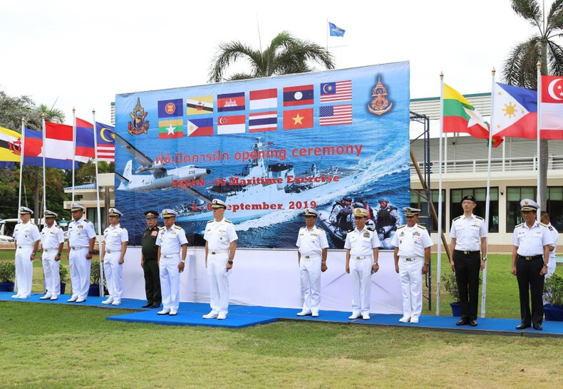 Inauguración del primer ejercicio marítimo conjunto entre las marinas de Estados Unidos y de la Asean (AUMX), en la base naval de Sattahip, en Tailandia en 2019. Inauguración del primer ejercicio marítimo conjunto entre las marinas de Estados Unidos y de la Asean (AUMX), en la base naval de Sattahip, en Tailandia en 2019.