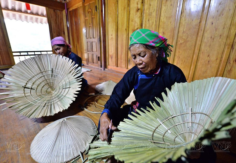 Las obras del pueblo Tay, en la aldea de Lien, están hechas con hojas de palma originales. Las obras del pueblo Tay, en la aldea de Lien, están hechas con hojas de palma originales.