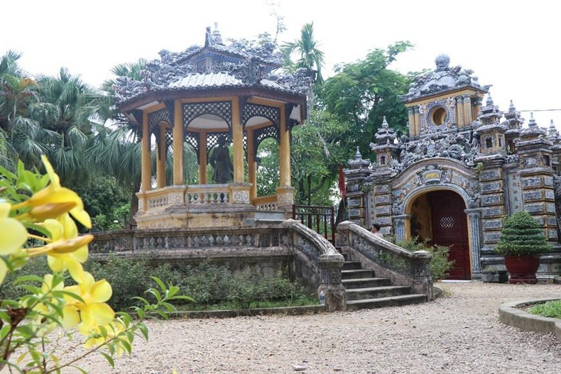 Con una amalgama de características arquitectónicas entre Asia y Europa, el palacio An Dinh constituye un excelente ejemplo de arquitectura neoclásica en Vietnam de principios del siglo XX. Con una amalgama de características arquitectónicas entre Asia y Europa, el palacio An Dinh constituye un excelente ejemplo de arquitectura neoclásica en Vietnam de principios del siglo XX.