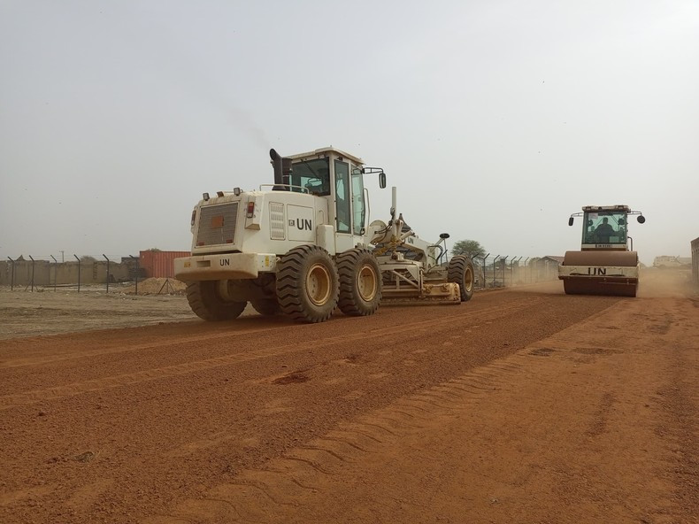 Reparación de la ruta céntrica de Abyei con asistencia de ingenieros militares vietnamitas. (Fotografía: Equipo de ingenieros militares de Vietnam en la Unisfa) Reparación de la ruta céntrica de Abyei con asistencia de ingenieros militares vietnamitas. (Fotografía: Equipo de ingenieros militares de Vietnam en la Unisfa)