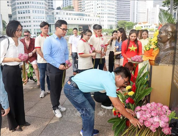 Estudiantes vietnamitas en Singapur rinden tributo al Presidente Ho Chi Minh en su busto en el Museo de las Civilizaciones Asiáticas. (Fotografía: VNA)