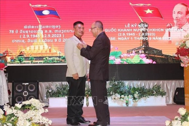 Entrega de la Medalla de Amistad del Gobierno laosiano a Nguyen Van Trung, cónsul general de Vietnam en la ciudad de Pakse. (Fotografía: VNA)