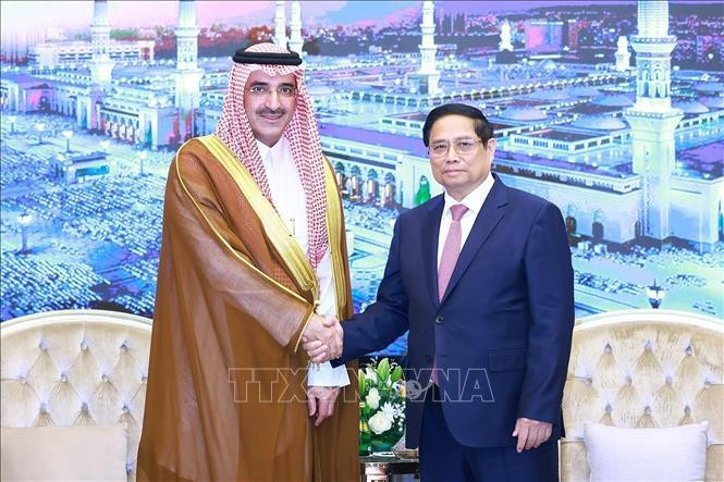 El primer ministro vietnamita, Pham Minh Chinh, y Sultan Al-Marshad, director ejecutivo del Fondo Saudí para el Desarrollo. (Fotografía: VNA) El primer ministro vietnamita, Pham Minh Chinh, y Sultan Al-Marshad, director ejecutivo del Fondo Saudí para el Desarrollo. (Fotografía: VNA)