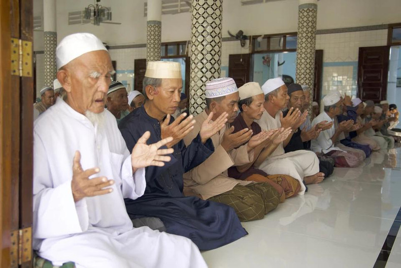 Los musulmanes Cham de la comuna de Nhon Hoi realizan oraciones en la mezquita Masjid Al Khairiyah. Los musulmanes Cham de la comuna de Nhon Hoi realizan oraciones en la mezquita Masjid Al Khairiyah.