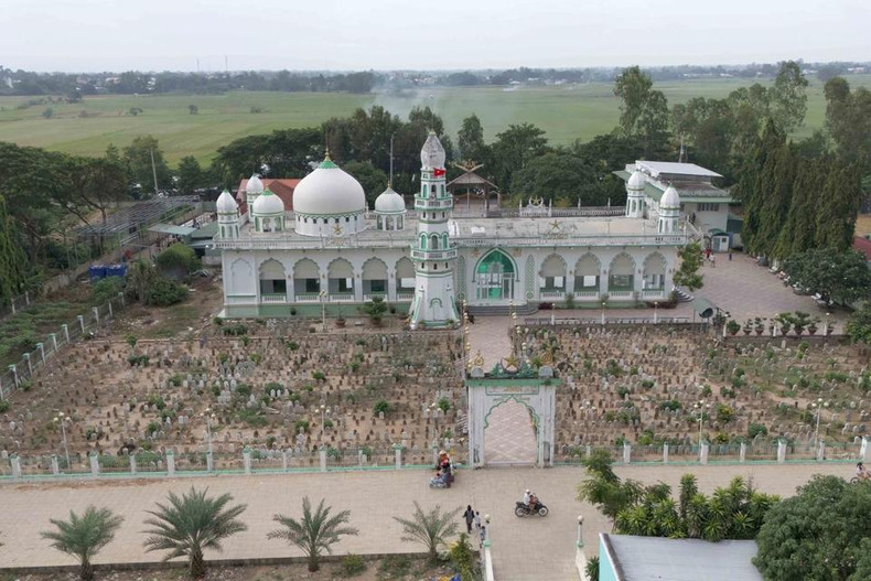 La mezquita Masjid Jamiul Azhar de la comunidad islámica del pueblo Cham en la comuna de Chau Phong, de la ciudad de Tan Chau, en la provincia de An Giang. La mezquita Masjid Jamiul Azhar de la comunidad islámica del pueblo Cham en la comuna de Chau Phong, de la ciudad de Tan Chau, en la provincia de An Giang.