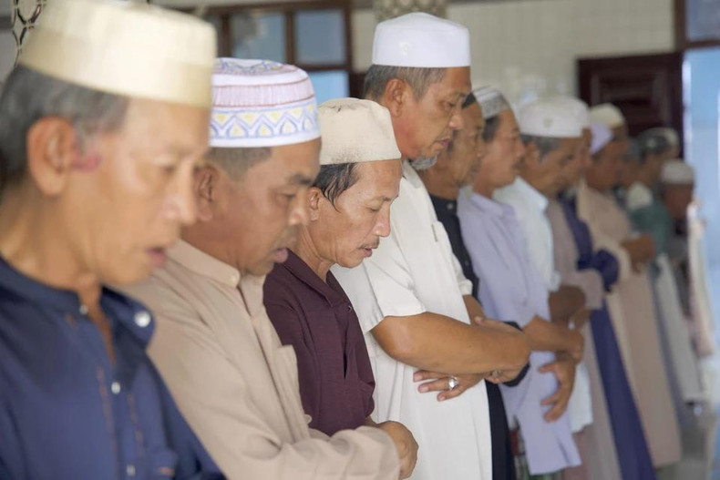 Durante el mes de Ramadán, los musulmanes Cham deben rezar cinco veces al día en diferentes momentos. Durante el mes de Ramadán, los musulmanes Cham deben rezar cinco veces al día en diferentes momentos.