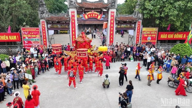 Los aldeanos esperan ansiosos el desfile hacia la zona de las reliquias. Los aldeanos esperan ansiosos el desfile hacia la zona de las reliquias.