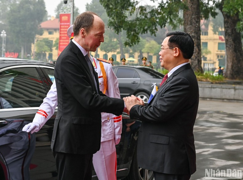 Dinh Hue da la bienvenida al visitante.